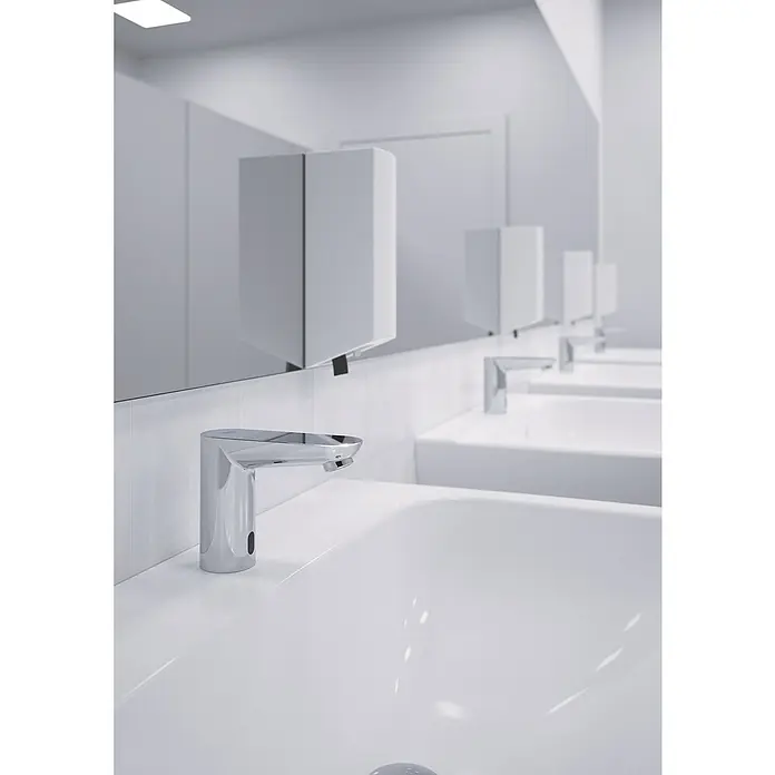 Grohe Euroeco CT Waschtischarmatur netzbetrieben - Infrarot-Elektronik, Chrom - Moderne Badezimmerarmatur aus Chrom mit Sensortechnik vor weißen Waschbecken und Seifenspendern.