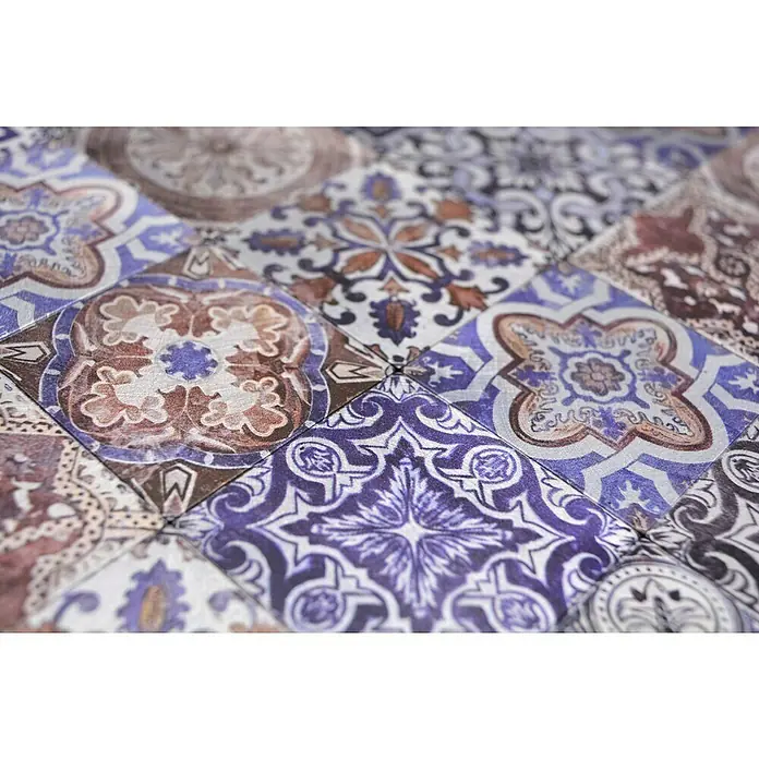 Selbstklebemosaik Quadrat Metall Retro SAM 4XAU03 - 30,5 x 30,5 mm, Mehrfarbig - Nahaufnahme von dekorativen Wandfliesen mit verschiedenen floralen und geometrischen Mustern in Blau-, Braun- und Grautönen.