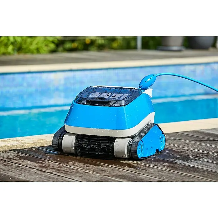 Malibu Poolroboter WB 5.0 - Akkubetrieben, Passend für: Pools bis 10 x 5 m, Filterleistung: 14 m³/h - Blauer Poolreinigungsroboter auf einer Holzterrasse mit einem Pool im Hintergrund. Effiziente Reinigung für sauberes Poolwasser.