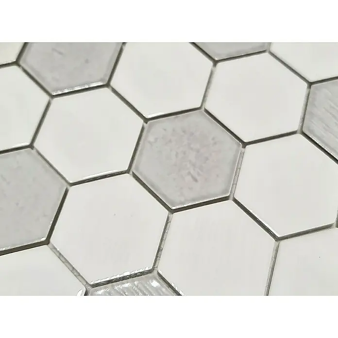 Mosaikfliese Hexagon CG SAN1 - Weiß, Glänzend, L x B x S: 25,3 cm x 29,3 cm x 7 mm - Nahaufnahme von stilvollen, sechseckigen Bodenfliesen in Grau- und Weißtönen, die ein modernes und elegantes Muster ergeben.