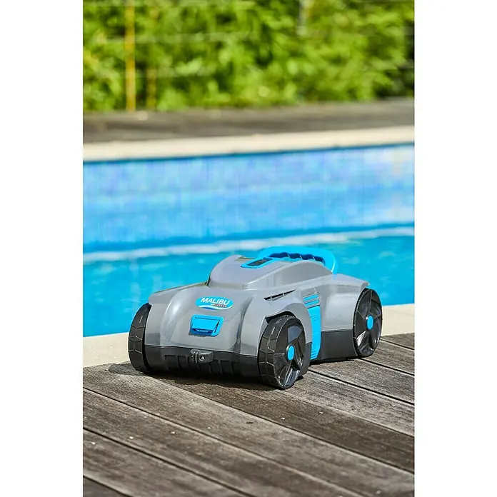 Malibu Poolroboter Akku - Akkubetrieben, Passend für: Pools mit Grundfläche bis 100 m², Filterleistung: 4.800 l/h - Grauer und blauer Malibu Poolreiniger auf einer Holzterrasse vor einem Pool. Automatische Poolreiniger für eine bequeme Reinigung.