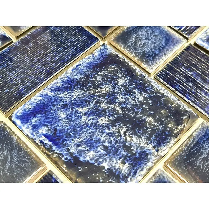 Mosaikfliese Kombi CG KAS2 - 29,7 x 29,7 cm, Blau, Glänzend - Nahaufnahme von quadratischen, marineblauen Mosaikfliesen mit einem einzigartigen, strukturierten Design und goldenen Fugenlinien.