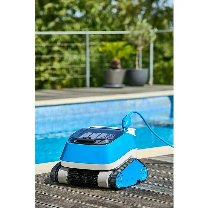 Malibu Poolroboter WB 5.0 - Akkubetrieben, Passend für: Pools bis 10 x 5 m, Filterleistung: 14 m³/h - Automatische Poolreinigungsmaschine mit Raupenantrieb und blauem Gehäuse neben dem Pool.