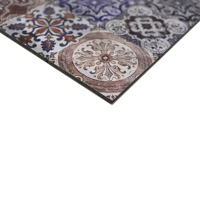 Selbstklebemosaik Quadrat Metall Retro SAM 4XAU03 - 30,5 x 30,5 mm, Mehrfarbig - Nahaufnahme einer quadratischen Bodenfliese mit einem aufwendigen, kunstvollen Muster in verschiedenen Farben.