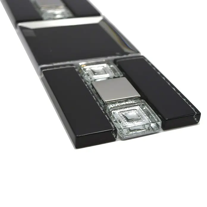 Fliesenbordüre - B x L: 7,3 x 30 cm, Schwarz, Glänzend - Nahaufnahme einer eleganten schwarzen und silbernen Mosaikfliese, perfekt für moderne Innenräume und stilvolle Akzente.