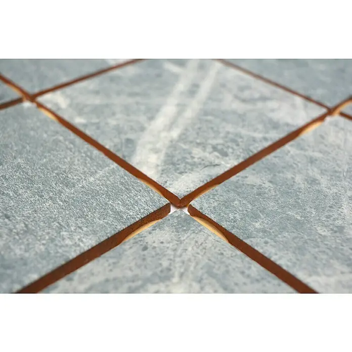 Mosaikfliese Quadrat CG BH395 - 40 x 30 cm, Grün, Matt - Nahaufnahme von grauen quadratischen Marmorfliesen mit Terrakotta-Fugenmörtel, die ein geometrisches Muster ergeben.