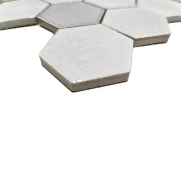 Mosaikfliese Hexagon CG SAN1 - Weiß, Glänzend, L x B x S: 25,3 cm x 29,3 cm x 7 mm - Nahaufnahme von grauen, sechseckigen Fliesen mit glänzender Oberfläche, ideal für moderne Badezimmer oder Küchen.