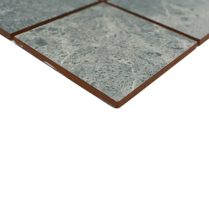 Mosaikfliese Quadrat CG BH395 - 40 x 30 cm, Grün, Matt - Nahaufnahme von grauen Keramikfliesen mit gesprenkeltem Muster und braunen Kanten, ideal für Badezimmer oder Küchen.