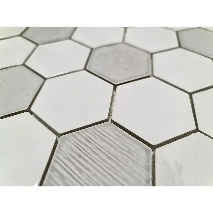 Mosaikfliese Hexagon CG SAN1 - Weiß, Glänzend, L x B x S: 25,3 cm x 29,3 cm x 7 mm - Nahaufnahme von sechseckigen Fliesen in Weiß- und Grautönen, die ein modernes und stilvolles Muster auf einer Oberfläche bilden.