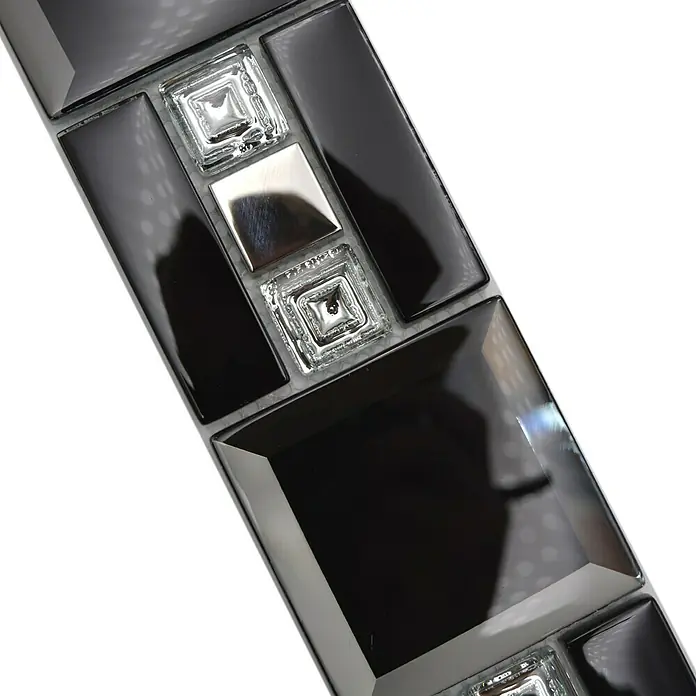 Fliesenbordüre - B x L: 7,3 x 30 cm, Schwarz, Glänzend - Nahaufnahme einer eleganten schwarzen Wandfliese mit silbernen Akzenten, die ein modernes und luxuriöses Design für Innenräume bietet.