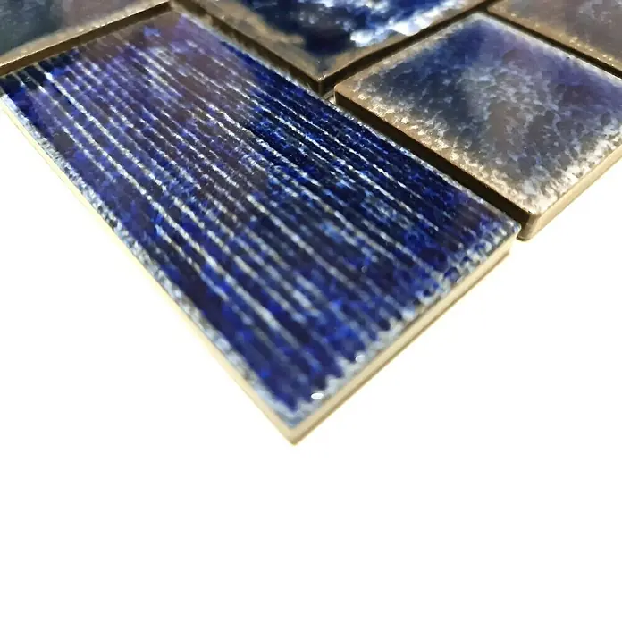 Mosaikfliese Kombi CG KAS2 - 29,7 x 29,7 cm, Blau, Glänzend - Nahaufnahme von blau-weißen Mosaikfliesen mit glänzender Oberfläche und metallischen Akzenten. Perfekt für stilvolle Wand- und Bodengestaltung.