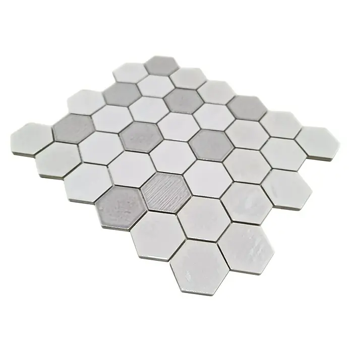 Mosaikfliese Hexagon CG SAN1 - Weiß, Glänzend, L x B x S: 25,3 cm x 29,3 cm x 7 mm - Nahaufnahme eines Musters aus grauen und weißen Sechseckfliesen.