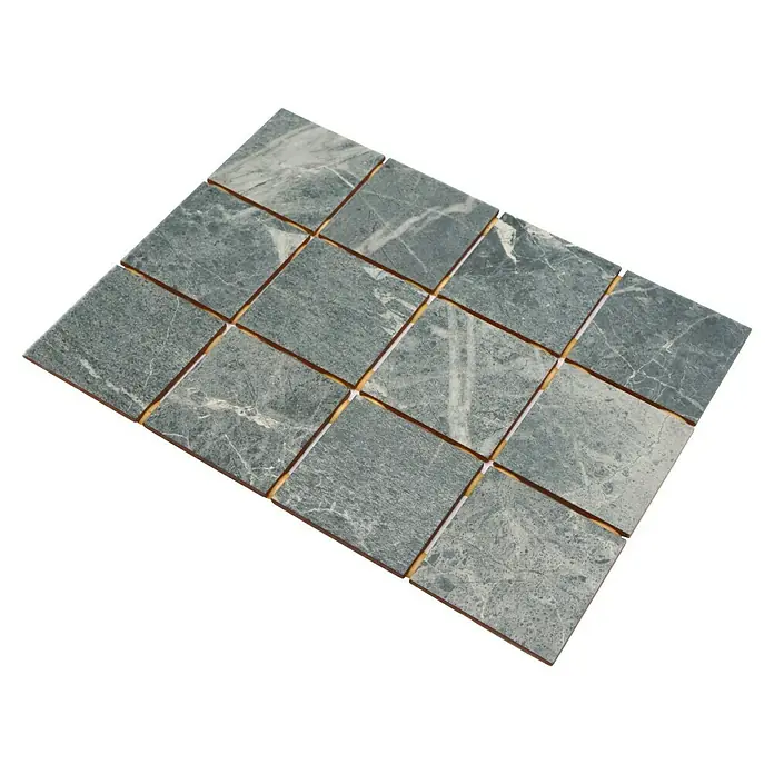 Mosaikfliese Quadrat CG BH395 - 40 x 30 cm, Grün, Matt - Nahaufnahme eines Mosaiks aus grünen Marmorfliesen, die ein elegantes und natürliches Design für jede Oberfläche bieten.