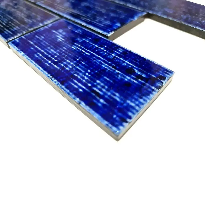 Mosaikfliese Brick CG KAS6 - 29,7 x 29,7 cm, Blau, Glänzend - Blaue Mosaikfliese mit einem einzigartigen, gestreiften Muster, perfekt für stilvolle Wand- und Bodengestaltungen.