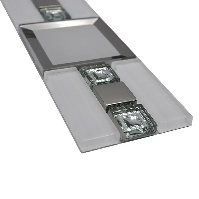 Fliesenbordüre - B x L: 7,3 x 30 cm, Grau, Glänzend - Nahaufnahme eines dekorativen Mosaikfliesenstücks mit Glas- und Spiegelelementen.
