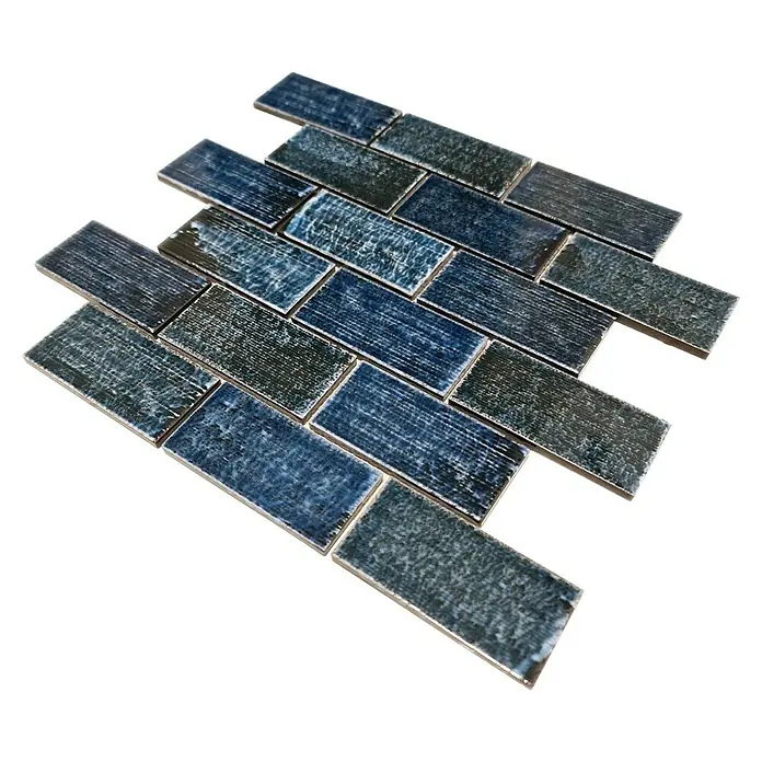 Mosaikfliese Brick CG KAS8 - 29,7 x 29,7 cm, Grün, Glänzend - Nahaufnahme eines Mosaikfliesenmusters mit blauen und grauen Farbtönen und einer holzähnlichen Textur, ideal für stilvolle Wand- und Bodengestaltungen.