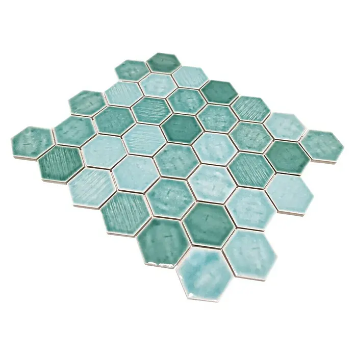 Mosaikfliese Hexagon CG SAN5 - Grün, Glänzend, L x B x S: 25,3 cm x 29,3 cm x 7 mm - Nahaufnahme von grünen Sechseckfliesen. Die Fliesen haben unterschiedliche Grüntöne und sind auf einer schwarzen Oberfläche angeordnet.
