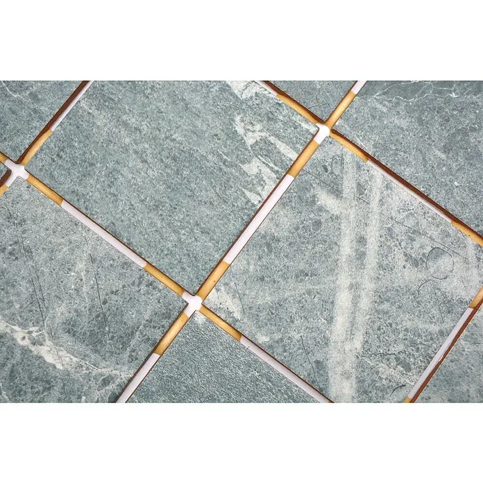 Mosaikfliese Quadrat CG BH395 - 40 x 30 cm, Grün, Matt - Nahaufnahme von grauen quadratischen Fliesen mit weißen und braunen Fugen, die ein geometrisches Muster auf einer Oberfläche bilden.