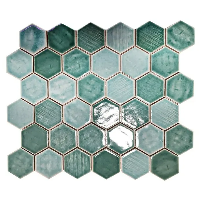Mosaikfliese Hexagon CG SAN5 - Grün, Glänzend, L x B x S: 25,3 cm x 29,3 cm x 7 mm - Nahaufnahme von grünen, sechseckigen Keramikfliesen, die ein Muster bilden und sich ideal für Badezimmer oder Küchen eignen.