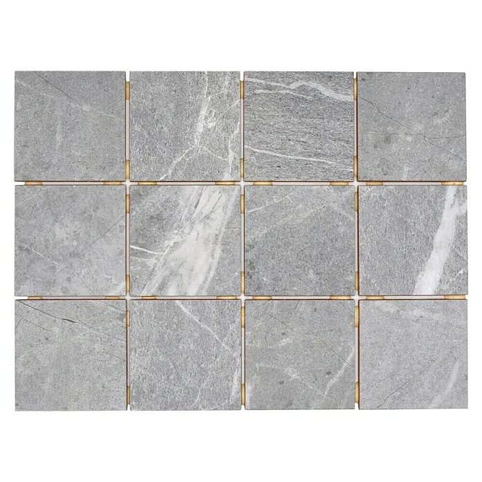 Mosaikfliese Quadrat CG BH172 - 40 x 30 cm, Grau, Matt - Nahaufnahme von grauen Marmorfliesen mit goldfarbenen Verbindungsstücken, die ein elegantes und modernes Design schaffen.