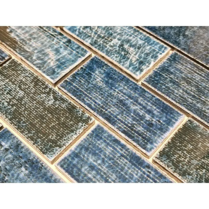 Mosaikfliese Brick CG KAS8 - 29,7 x 29,7 cm, Grün, Glänzend - Nahaufnahme von rechteckigen, blau gefärbten Keramikfliesen, die ein einzigartiges Muster für eine stilvolle Wand- oder Bodengestaltung bilden.