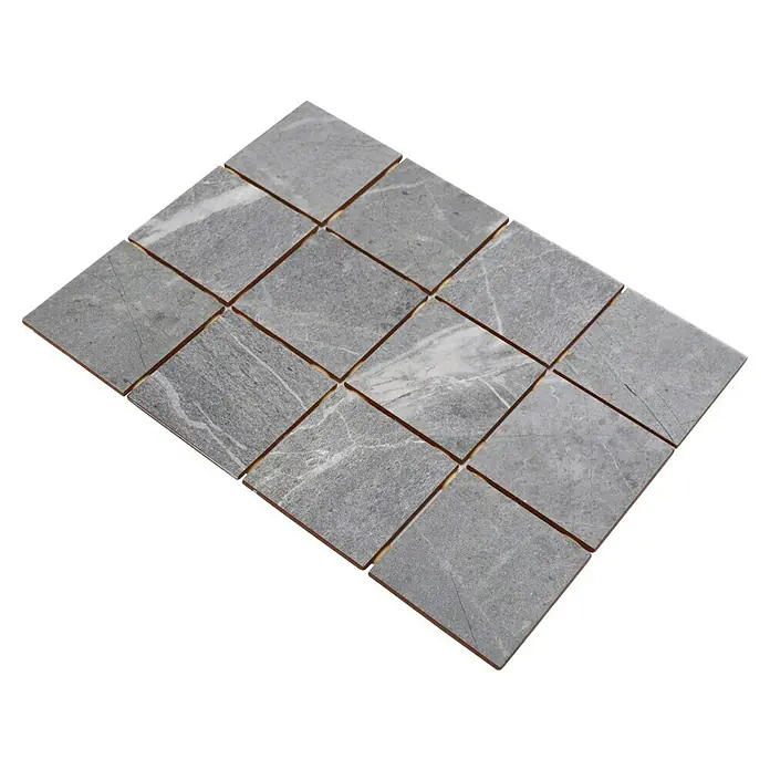 Mosaikfliese Quadrat CG BH172 - 40 x 30 cm, Grau, Matt - Nahaufnahme von grauen Marmorfliesen, die ein elegantes Muster und eine hochwertige Verarbeitung zeigen. Ideal für stilvolle Innenraumgestaltung.