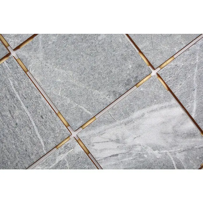 Mosaikfliese Quadrat CG BH172 - 40 x 30 cm, Grau, Matt - Nahaufnahme von grauen Marmorfliesen mit goldenen Fugen, die ein elegantes und modernes Muster bilden. Ideal für stilvolle Innenräume.