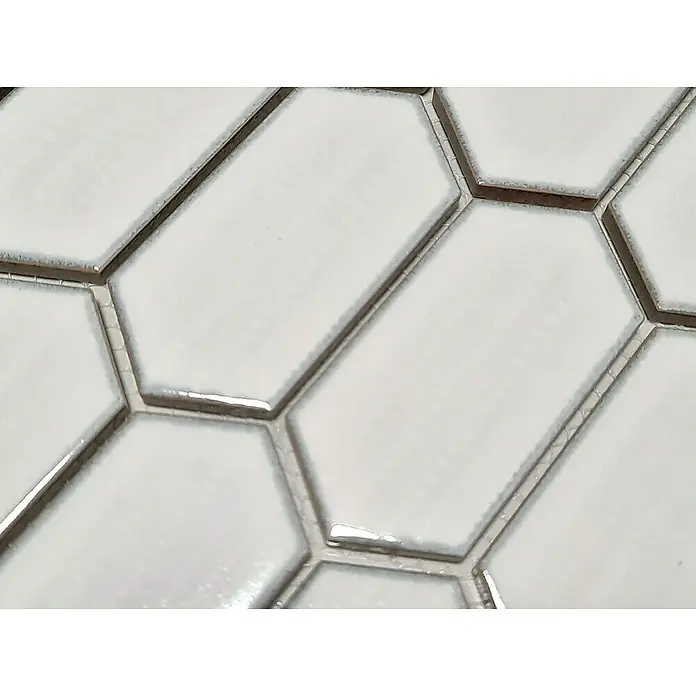 Mosaikfliese Hexagon CG CH471 - Weiß, Glänzend, 25,3 cm x 29,3 cm x 75 mm - Nahaufnahme von weißen, länglichen Sechseckfliesen mit glänzendem Finish und schmalen, grauen Fugenlinien, ideal für moderne Wand- und Bodendesigns.