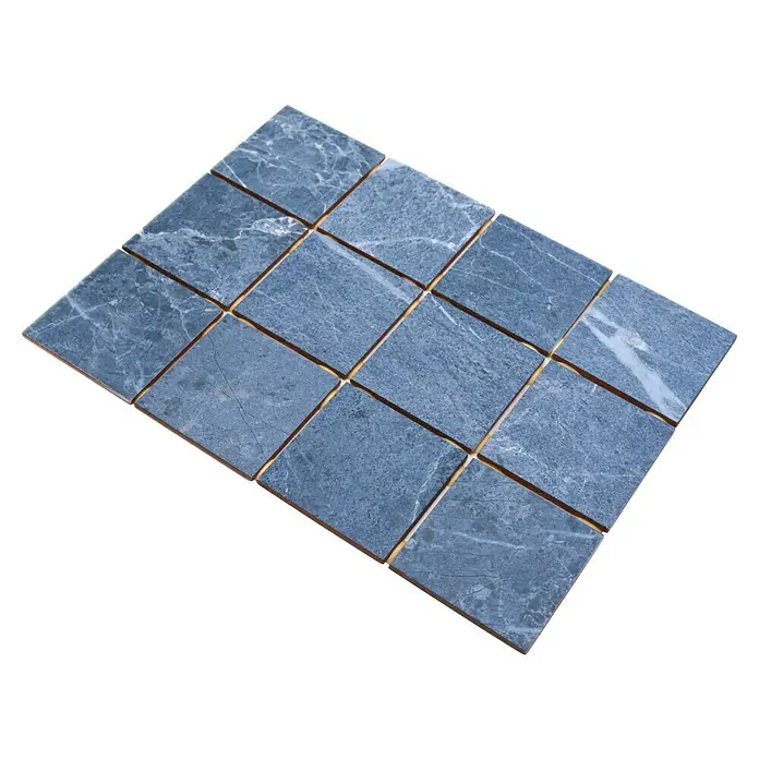 Mosaikfliese Quadrat CG BH808 - 40 x 30 cm, Blau, Matt - Nahaufnahme eines Musters aus grauen Marmorfliesen, die durch goldene Fugen verbunden sind. Das Mosaik zeigt elegante natürliche Maserungen.