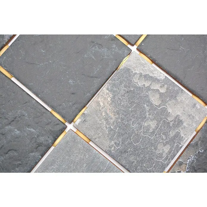 Mosaikfliese Quadrat CG BH493 - 40 x 30 cm, Black, Matt - Detailaufnahme von quadratischen, grauen Schieferfliesen mit hellem Fugenmörtel, die diagonal verlegt sind und ein rustikales Muster ergeben.