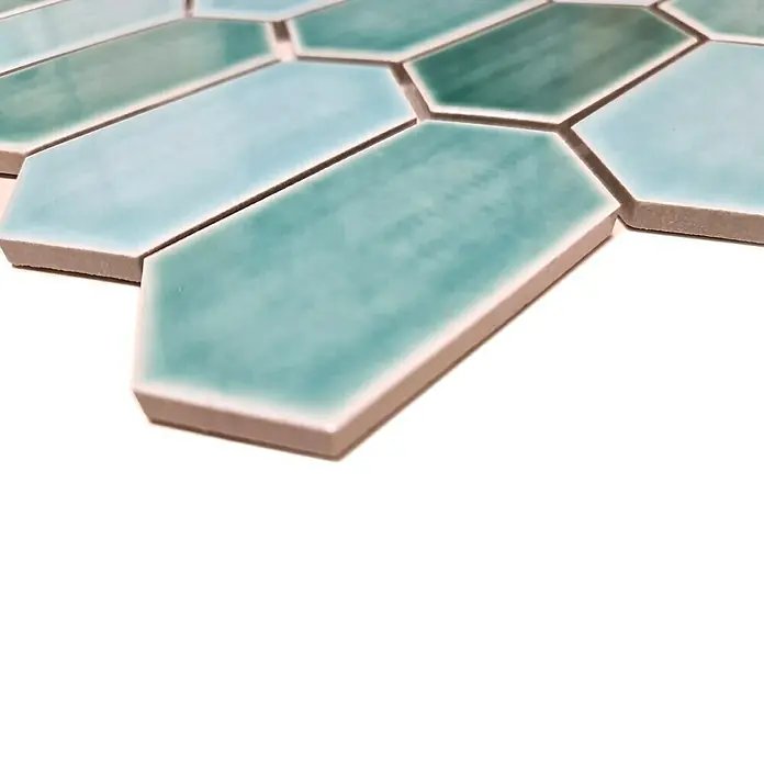 Mosaikfliese Hexagon CG CH475 - Grün, Glänzend, 25,3 cm x 29,3 cm x 75 mm - Nahaufnahme von meergrünen Picket-Fliesen. Diese eleganten Fliesen verleihen jedem Raum einen Hauch von Farbe und Textur.