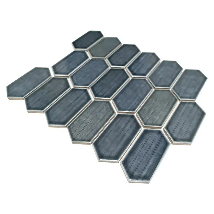 Mosaikfliese Hexagon CG CH479 - Schwarz, Glänzend, 25,3 cm x 29,3 cm x 75 mm - Nahaufnahme eines Musters von dunkelblauen, länglichen Sechseckfliesen, die ein modernes und stilvolles Design für Wand- oder Bodengestaltung bieten.