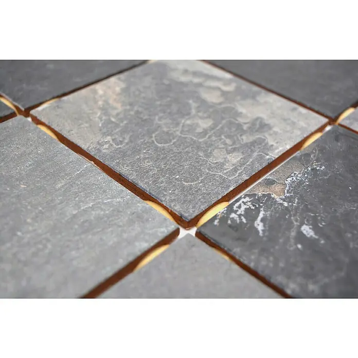 Mosaikfliese Quadrat CG BH493 - 40 x 30 cm, Black, Matt - Nahaufnahme von grauen quadratischen Fliesen mit sichtbarer Maserung und hellbraunen Fugen, die ein modernes Design zeigen.