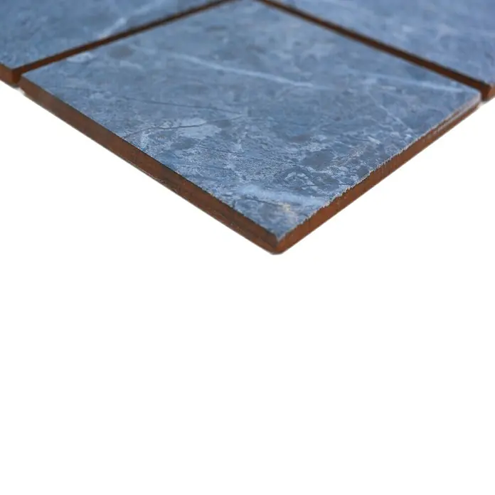 Mosaikfliese Quadrat CG BH808 - 40 x 30 cm, Blau, Matt - Nahaufnahme von eleganten, grauen Marmorfliesen mit braunen Kanten, die ein raffiniertes und modernes Design für Innenräume bieten.