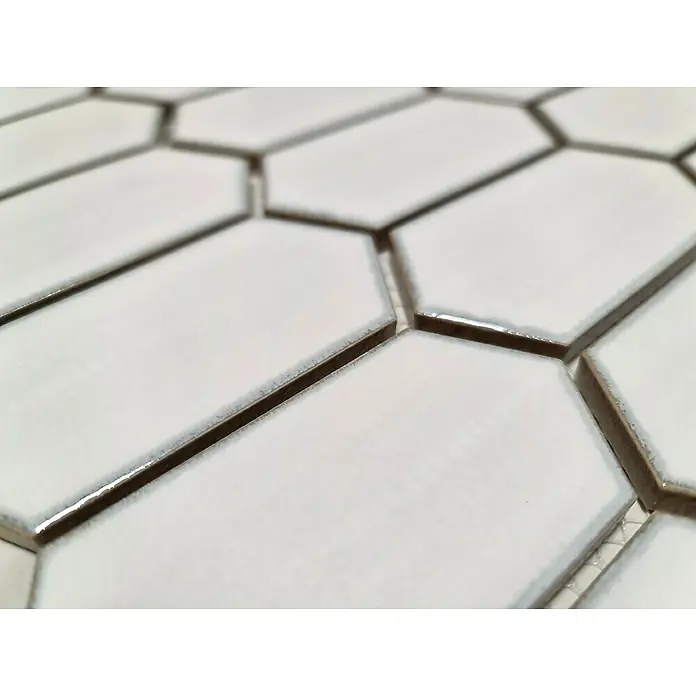Mosaikfliese Hexagon CG CH471 - Weiß, Glänzend, 25,3 cm x 29,3 cm x 75 mm - Nahaufnahme von weißen, länglichen Sechseckfliesen mit dunklen Fugen, die ein modernes und stilvolles Muster für Wand- und Bodengestaltung bieten.