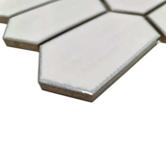 Mosaikfliese Hexagon CG CH471 - Weiß, Glänzend, 25,3 cm x 29,3 cm x 75 mm - Nahaufnahme von weißen, länglichen Sechseck-Mosaikfliesen mit abgerundeten Kanten und einer glänzenden Oberfläche für Wand- und Bodenbeläge.