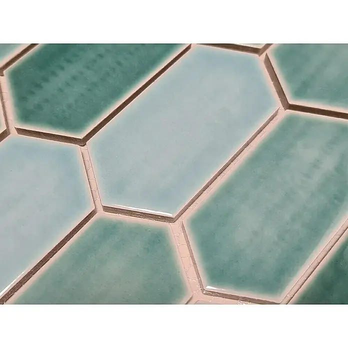 Mosaikfliese Hexagon CG CH475 - Grün, Glänzend, 25,3 cm x 29,3 cm x 75 mm - Nahaufnahme von sechseckigen, blau-grünen Keramikfliesen mit hellen Fugen, die ein modernes und sauberes Design zeigen.