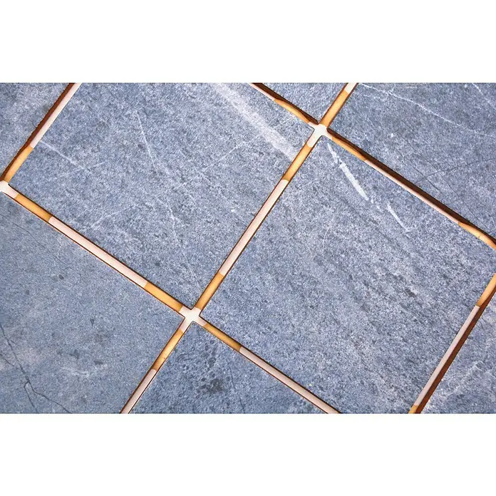 Mosaikfliese Quadrat CG BH808 - 40 x 30 cm, Blau, Matt - Nahaufnahme von eleganten, grauen Bodenfliesen mit goldenen Fugen, die ein luxuriöses und modernes Designelement darstellen.