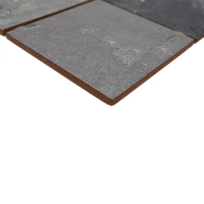 Mosaikfliese Quadrat CG BH493 - 40 x 30 cm, Black, Matt - Nahaufnahme einer quadratischen, grauen Schieferfliese mit braunen Kanten, die einen rustikalen und natürlichen Look bietet. Perfekt für Akzentwände oder Bodenbeläge.