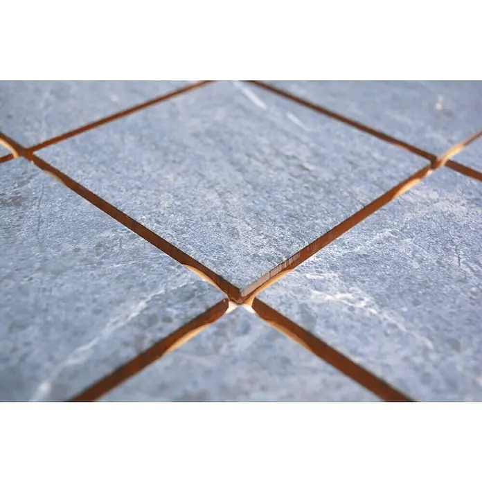 Mosaikfliese Quadrat CG BH808 - 40 x 30 cm, Blau, Matt - Nahaufnahme von grauen Bodenfliesen mit warmen, braunen Fugen, die ein modernes und stilvolles Designelement betonen.