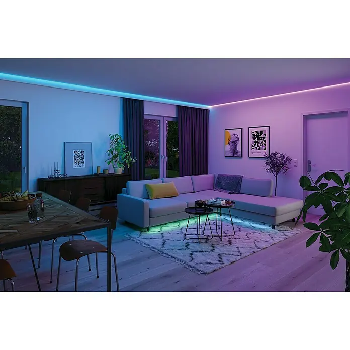 Paulmann MaxLED 1.000 LED-Band Stripe - 250 cm, RGBW, 28 W, 2.500 lm, 230 V - 240 V - Stilvolles Wohnzimmer mit LED-Akzentbeleuchtung an der Decke und unter dem Sofa, die eine moderne und gemütliche Atmosphäre schafft.