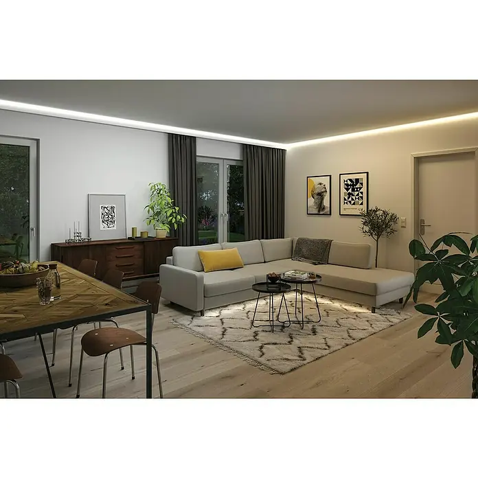 Paulmann MaxLED 1.000 LED-Band Stripe - 250 cm, RGBW, 28 W, 2.500 lm, 230 V - 240 V - Wohnzimmer mit beigem Ecksofa, Couchtischen auf einem gemusterten Teppich und einem Holzesstisch mit Stühlen, der eine gemütliche Atmosphäre schafft.