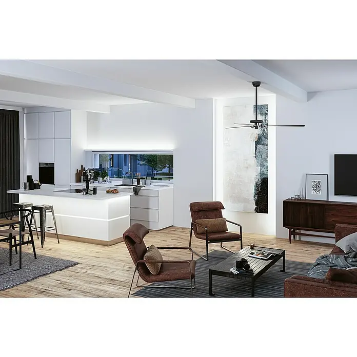 Paulmann MaxLED 1.000 Basis-Set Full-Line COB - 150 cm, 21 W, Tageslichtweiß, 1.920 lm - Helles, modernes Wohnzimmer mit Deckenventilator, braunen Ledersesseln und einer stilvollen Kücheninsel mit Barhockern.