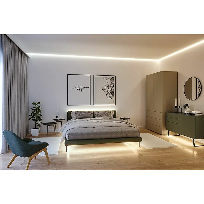 Paulmann MaxLED 1.000 Basis-Set Full-Line COB - 300 cm, 31 W, Mehrfarbig, 3.600 lm - Schlafzimmer mit einem grünen Bett, zwei Bildern an der Wand, einem Schrank und einem Sessel. Die Beleuchtung unter dem Bett ist sehr schön.
