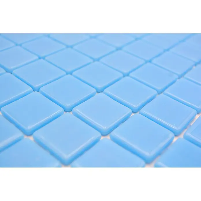 Mosaikfliese Quadrat Eco VP25102PUR - 31,6 x 31,6 cm, Glas, Hellblau, Glänzend - Nahaufnahme von hellblauen quadratischen Mosaikfliesen, die ein gleichmäßiges Muster bilden und sich ideal für Badezimmer- oder Küchenrückwände eignen.