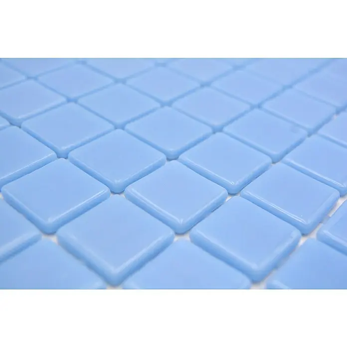 Mosaikfliese Quadrat Eco VP25102PUR - 31,6 x 31,6 cm, Glas, Hellblau, Glänzend - Nahaufnahme von hellblauen quadratischen Mosaikfliesen, die ein gleichmäßiges Muster bilden und sich ideal für Badezimmer- oder Küchenrückwände eignen.