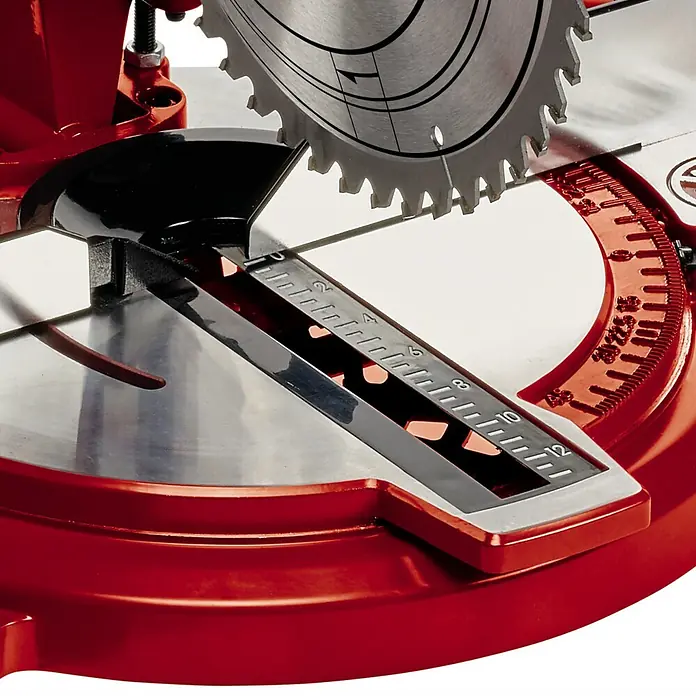 Einhell Sierra ingletadora TC-MS 2112 - 1.600 W, Diámetro hoja de sierra: 210 mm, Número de revoluciones de marcha en vacío: 5.000 r.p.m. - Primer plano de una sierra ingletadora Einhell que muestra la hoja y el ajuste de ángulo para cortes precisos.