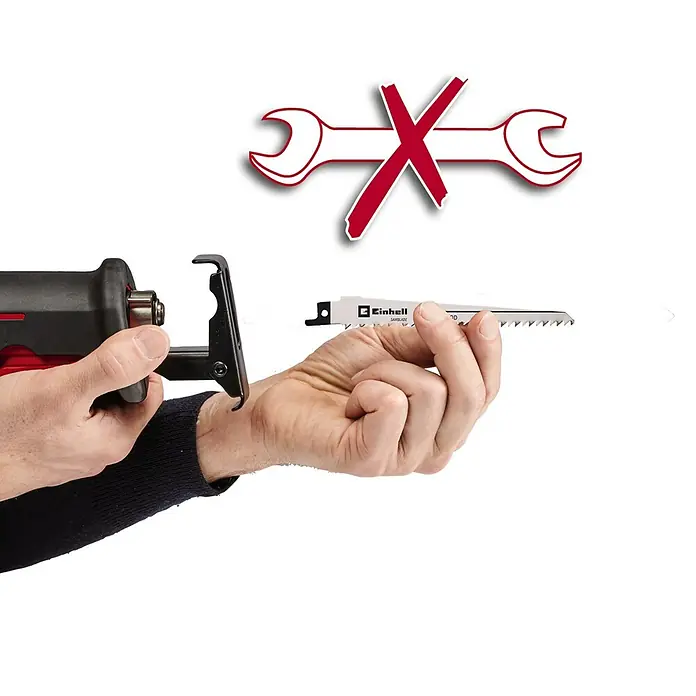 Einhell Expert Säbelsäge TE-AP 950 E - 950 W - Ein Einhell Akku-Reciprosäge mit einem Sägeblatt wird für einen werkzeuglosen Sägeblattwechsel vorbereitet.