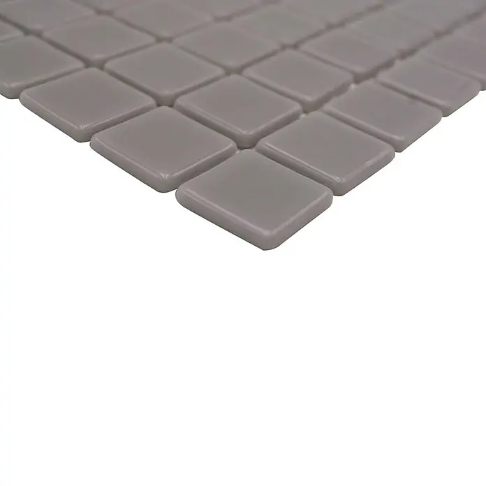 Mosaikfliese Quadrat Eco VP25108PUR - 31,6 x 31,6 cm, Glas, Grau, Glänzend - Nahaufnahme von grauen quadratischen Mosaikfliesen, die ein modernes und minimalistisches Design für Wand- und Bodengestaltung bieten.