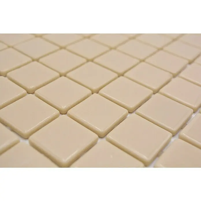 Mosaikfliese Quadrat Eco VP25831PUR - 31,6 x 31,6 cm, Glas, Beige, Glänzend - Nahaufnahme von quadratischen, beigefarbenen Mosaikfliesen. Die glänzenden Keramikfliesen sind dicht aneinandergereiht und bilden ein regelmäßiges Muster.